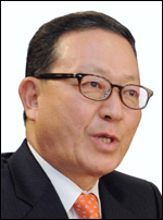 윤영두(기업인/아시아나항공 사장)
세계 문화유적인 앙코르와트에 태양광 가로등을 밝힌 아시아나항공이 캄보디아 정부로부터 왕실 훈장을 받는다.
캄보디아 체아차므론(Chea Chamroeun) 하원의원과 찬카이심(Chan Ky Sim) 주한캄보디아대사는 3일 오후 서울시 강서구 오쇠동 아시아나항공 본사를 방문해 윤영두(사진) 아시아나항공 사장에게 ‘사하메트레이 왕실 대십자훈장’을 수여했다. 이 훈장은 캄보디아 정부가 인도주의 차원에서 캄보디아에 적극적으로 지원하는 외국인에게 수여하는 사하메트레이 왕실훈장 중 최고 등급 훈장이다.