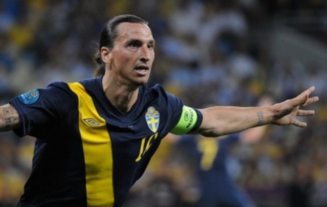 즐라탄 이브라히모비치(Zlatan Ibrahimovic/축구선수/파리 생제르맹FC)
즐라탄 이브라히모비치(파리 생제르맹·31)가 시속 180km의 대포알 슛을 성공시켜 화제를 모으고 있다. 즐라탄은 2일 새벽(한국시간) 2012~2013 프랑스 리그 15라운드 니스와 원정전에서 시속 180km의 캐논슛을 쏴 경기를 압도했다. 이는 리그 13호골.