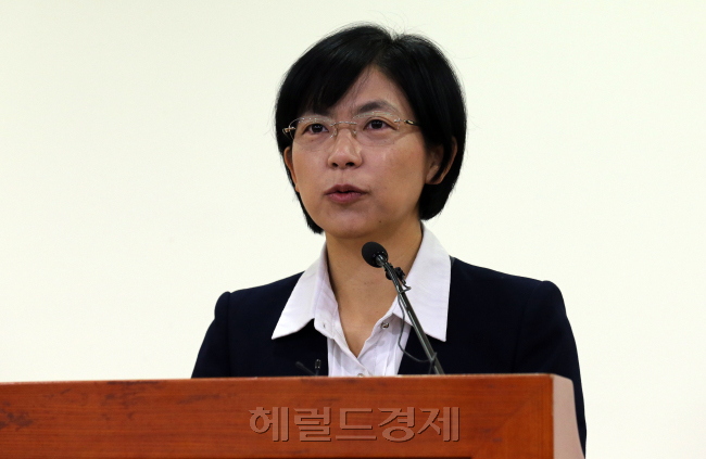 이정희(대통령후보/통합진보당)
“‘이정희 돌발변수’를 주의하라.”
박근혜 새누리당 후보와 문재인 민주통합당 후보 측에 ‘이정희 주의보’가 떨어졌다. 오는 4일로 예정된 중앙선관위 주관 TV토론회가 이번 대선의 중대 분수령으로 떠오른 가운데, 럭비공처럼 어디로 튈지 모르는 이정희 통합진보당 후보가 여간 부담스럽지 않기 때문이다. 이 후보의 행보에 따라 팽팽한 긴장 속에 펼쳐지는 TV토론의 무게추가 요동칠 가능성도 적지 않다.