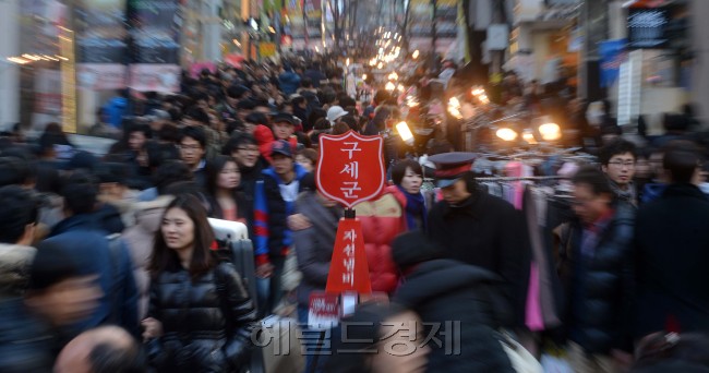 지난달 30일부터 구세군 모금 캠페인이 시작된 가운데 주말인 2일 오후 명동에 설치된 자선냄비를 많은사람들이 지나치고 있다.<br />이상섭 기자. babtong@heraldcorp.com 2012.12.02
지난달 30일부터 구세군 모금 캠페인이 시작된 가운데 주말인 2일 오후 명동에 설치된 자선냄비를 많은사람들이 지나치고 있다.
이상섭 기자. babtong@heraldcorp.com 2012.12.02
사람은 많은데…썰렁한 자선냄비