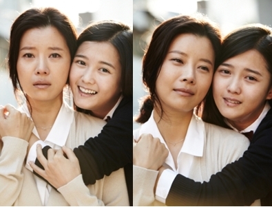 유선(왕유선/배우),남보라(배우)
국내 최초로 미성년 가해자들의 현실을 다룬 이 영화에서 어느 날 갑자기 끔찍한 사건을 겪은 뒤, 서서히 무너져 가는 딸 ‘은아’(남보라 분)와 이를 곁에서 지켜볼 수밖에 없는 엄마 ‘유림’(유선 분)의 모습은 보는 이들을 안타깝게 만든다.