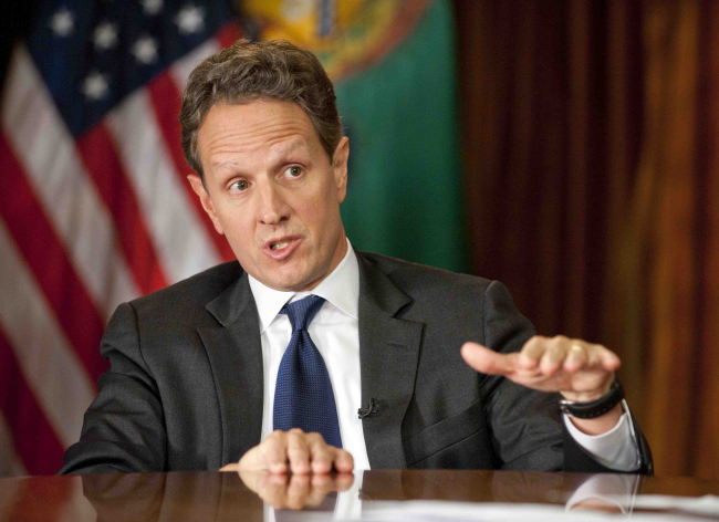 <YONHAP PHOTO-0225> In this Nov. 30, 2012, photo provided by CBS News Treasury Secretary Timothy Geithner answers questions about averting the "fiscal cliff" on an episode of ?Face the Nation? on Sunday, Dec. 2, 2012 Geithner said Republicans have to stop using fuzzy ?political math? and say how much they are willing to raise tax rates on the wealthiest 2 percent of Americans and then specify the spending cuts they want. (AP Photo/CBS News, Chris Usher)/2012-12-03 07:19:25/ <저작권자 ⓒ 1980-2012 ㈜연합뉴스. 무단 전재 재배포 금지.>
Treasury Secretary Timothy Geithner.  AP-Yonhap News