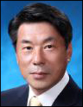 이호철(교수)
인천대 이호철 정치외교학과 교수(54ㆍ사진)가 한국국제정치학회(KAIS) 제57대 회장에 취임한다. 이 교수는 한국국제정치학회의 르네상스를 이루고 세계 국제정치학계에서 코리안 스쿨(Korean School)을 주도하겠다는 비전으로 오는 2013년 회장에 취임한다.