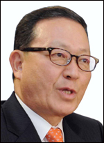 윤영두(기업인/아시아나항공 사장)
세계 문화유적인 앙코르와트에 태양광 가로등을 밝힌 아시아나항공이 캄보디아 정부로부터 왕실 훈장을 받는다.
캄보디아 체아차므론(Chea Chamroeun) 하원의원과 찬카이심(Chan Ky Sim) 주한캄보디아대사는 3일 오후 서울시 강서구 오쇠동 아시아나항공 본사를 방문해 윤영두(사진) 아시아나항공 사장에게 ‘사하메트레이 왕실 대십자훈장’을 수여했다. 이 훈장은 캄보디아 정부가 인도주의 차원에서 캄보디아에 적극적으로 지원하는 외국인에게 수여하는 사하메트레이 왕실훈장 중 최고 등급 훈장이다.
