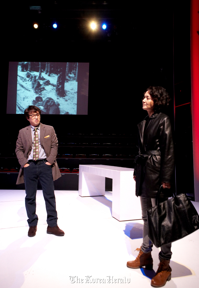 A scene from the play “Thursday Romance”   Seoul Arts Center