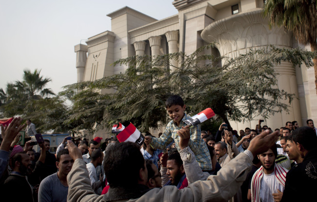 Supporters of Egyptian President Mohammed Morsi chant slogans in front of Egypt’s top court in Cairo on Sunday.   AP-Yonhap News