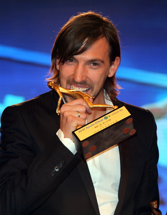 Dejan Damjanovic accepts the K-League MVP award.   Yonhap News