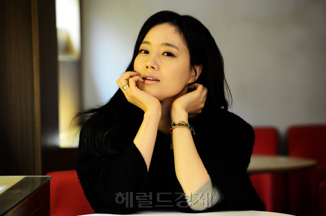 영화배우 문채원. 박해묵 기자/mook@heraldcorp.com
영화배우 문채원. 박해묵 기자/mook@heraldcorp.com
영화배우 문채원. 박해묵 기자/mook@heraldcorp.com
“은기는 ‘세상 어디에도 없는 착한 여자’죠. 자기가 사랑하는 남자에게 늘 믿음을 주고, 그런 남녀가 사랑을 꿈꾸는 이야기였죠.” 7년 뒤 다시 사랑을 잇는 ‘착한남자’의 ‘해피엔딩’은 문채원이 내심 바랐던 결말이다.  박해묵 기자/mook@