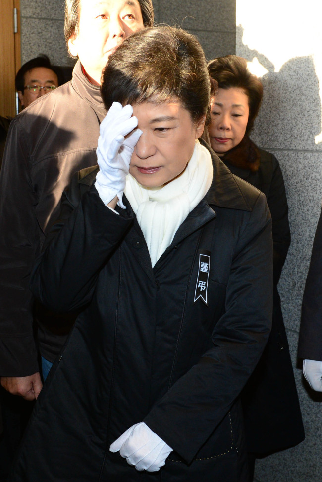 새누리당   박근혜 후보가 4일 여의도 성모병원에서  교통사고로 사망한 이춘상 보좌관의 발인에 참석 운구를 지켜보며 눈물 흘리고 있다.국회사진기자단.2012.12.04.
새누리당   박근혜 후보가 4일 여의도 성모병원에서  교통사고로 사망한 이춘상 보좌관의 발인에 참석 운구를 지켜보며 눈물 흘리고 있다.국회사진기자단.2012.12.04.