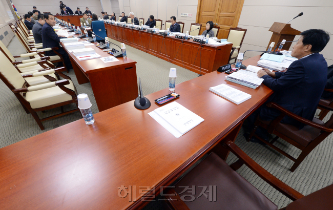 3일 열린 서울시의회 예산결산위원회./안훈기자 rosedale@ 2012.12.03
3일 열린 서울시의회 예산결산위원회./안훈기자 rosedale@ 2012.12.03
3일 열린 서울시의회 예산결산위원회./안훈기자 rosedale@ 2012.12.03