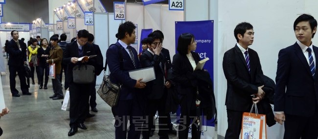 3일 오전 제3회 2012 코스닥상장기업취업박람회가 코엑스에서 개최된 가운데 취업희망자들이 면접을 보기 위해 줄을 서서 대기하고 있다. 박해묵 기자/mook@heraldcorp.com
3일 오전 제3회 2012 코스닥상장기업취업박람회가 코엑스에서 개최된 가운데 취업희망자들이 면접을 보기 위해 줄을 서서 대기하고 있다. 박해묵 기자/mook@heraldcorp.com