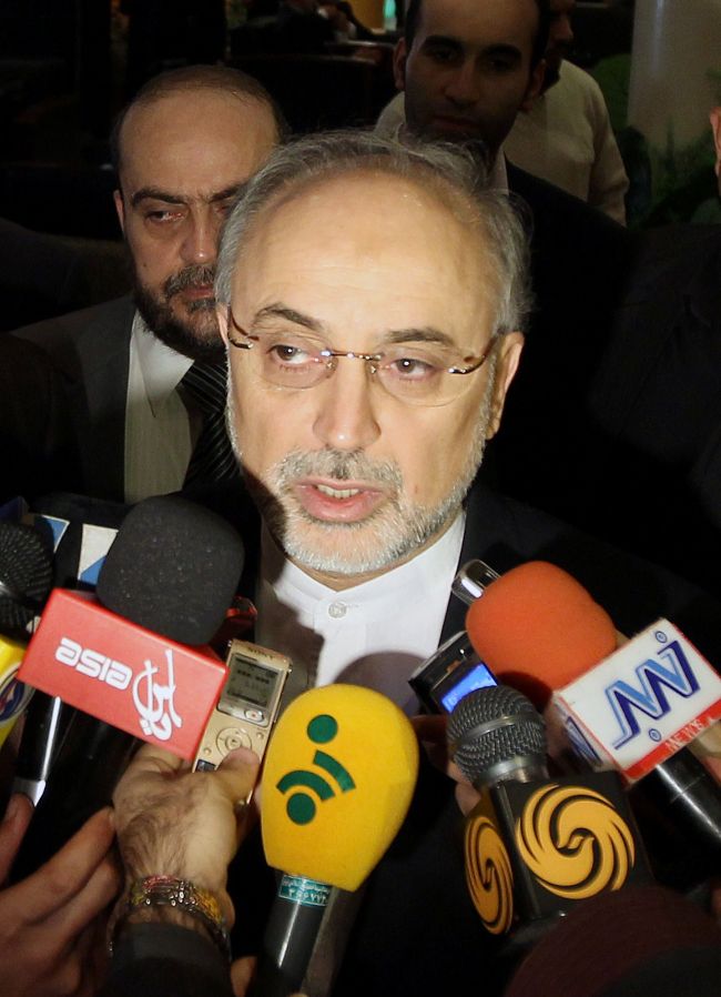 <YONHAP PHOTO-1484> Iranian Foreign Minister Ali Akbar Salehi speaks to the media ahead of the "national dialogue" meeting between representatives of the Syrian government and the new Syrian opposition in Tehran, on November 18, 2012. The meeting will focus on promoting diplomacy and ending the violence in Syria. AFP PHOTO/ATTA KENARE../2012-11-18 20:04:11/ <저작권자 ⓒ 1980-2012 ㈜연합뉴스. 무단 전재 재배포 금지.>
Iranian Foreign Minister Ali Akbar Salehi   AFP-Yonhap News
