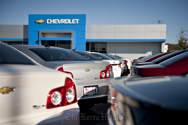 2012 General Motors Co. Chevrolet Cruze (right) and Malibu vehicles sit on the lot at Bud Mills Chevrolet auto dealership in Moline, Illinois.    Bloomberg