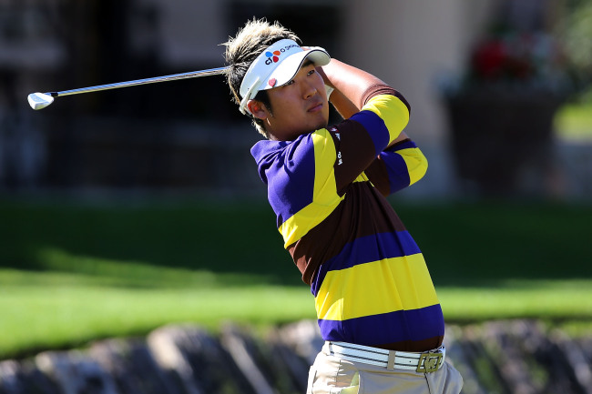 <YONHAP PHOTO-0836> LA QUINTA, CA - DECEMBER 03: Dong-hwan Lee of South Korea hits a tee shot on the fourth hole during the sixth round of the PGA TOUR Q School final qualifying stage on December 3, 2012 in La Quinta, California. Lee finished alone atop the leaderboard shooting a 407 total. Jeff Golden/Getty Images/AFP== FOR NEWSPAPERS, INTERNET, TELCOS & TELEVISION USE ONLY ==../2012-12-04 13:07:11/ <저작권자 ⓒ 1980-2012 ㈜연합뉴스. 무단 전재 재배포 금지.>
Korea’s Lee Dong-hwan tees off on the fourth hole on Monday.   AFP-Yonhap News