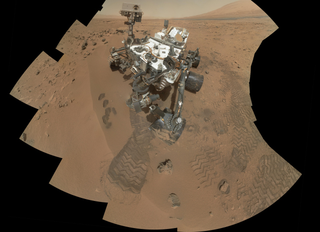 <YONHAP PHOTO-0142> This image released by NASA shows the work site of the NASA?s rover Curiosity on Mars. Results are in from the first test of Martian soil by the rover Curiosity: So far, there is no definitive evidence that the red planet has the chemical ingredients to support life.Scientists said Monday, Dec. 3, 2012 that a scoop of sandy soil analyzed by the rover's chemistry lab contained water and a mix of chemicals, but not the complex carbon-based compounds considered necessary for microbial life. (AP Photo/NASA)/2012-12-04 05:44:17/ <저작권자 ⓒ 1980-2012 ㈜연합뉴스. 무단 전재 재배포 금지.>
This image released by NASA shows the work site of its Curiosity rover on Mars.   AP-Yonhap News