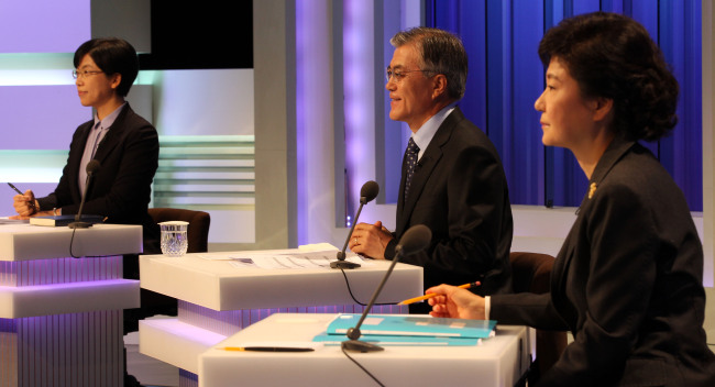 <YONHAP PHOTO-1759> 대선주자들의 첫 TV토론 (서울 국회사진기자단=연합뉴스) 새누리당 박근혜, 민주통합당 문재인, 통합진보당 이정희 대선후보(오른쪽부터)가 4일 오후 서울 여의도 MBC 스튜디오에서 중앙선관위 주최로 열린 첫 TV토론에 앞서 기조발언을 준비하고 있다 이날 토론의 주제는 정치ㆍ외교ㆍ안보ㆍ통일 분야이다. 2012.12.4 jieunlee@yna.co.kr/2012-12-04 21:08:22/ <저작권자 ⓒ 1980-2012 ㈜연합뉴스. 무단 전재 재배포 금지.>
Presidential candidates Park Geun-hye (right), Moon Jae-in (center) and Lee Jung-hee engage in their first television debate Tuesday.   National Assembly photo pool