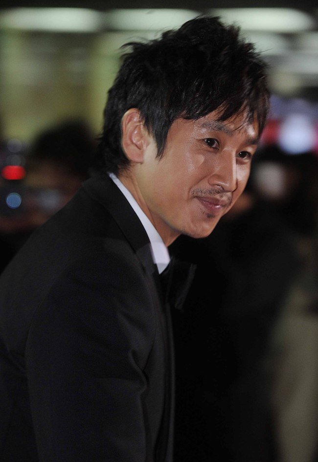 배우 이선균이 18일 오후 세종문화회관 대강당에서 열린 제 8회 대한민국 영화대상 시상식에 참석해 레드카펫을 밟고 있다. <br />이상섭기자/babtong@heraldm.com 2010.11.18
배우 이선균이 18일 오후 세종문화회관 대강당에서 열린 제 8회 대한민국 영화대상 시상식에 참석해 레드카펫을 밟고 있다.
이상섭기자/babtong@heraldm.com 2010.11.18
배우 이선균이 18일 오후 세종문화회관 대강당에서 열린 제 8회 대한민국 영화대상 시상식에 참석해 레드카펫을 밟고 있다.
이상섭기자/babtong@heraldm.com 2010.11.18