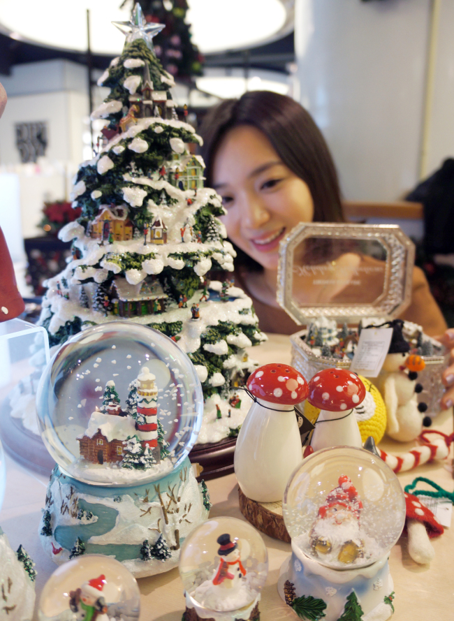 현대백화점 압구정 본점은 스노우볼과 크리스마스 트리, 미니 오르골 등 크리스마스 분위기를 한껏 북돋워줄 수 있는 다양한 소품들을 선보였다. 뒤집었다 바로 세우면 항상 눈 내리는 풍경을 볼 수 있는 스노우볼과 캐롤이 나오는 오르골 등은 아이들한테 특히 인기있는 크리스마스 선물이다. 크리스마스 트리는 책상 위에 옿려놓을 수 있는 30㎝ 크기의 작은 제품부터 2ｍ 가량의 대형 크기까지 다양하다. [사진제공=현대백화점]