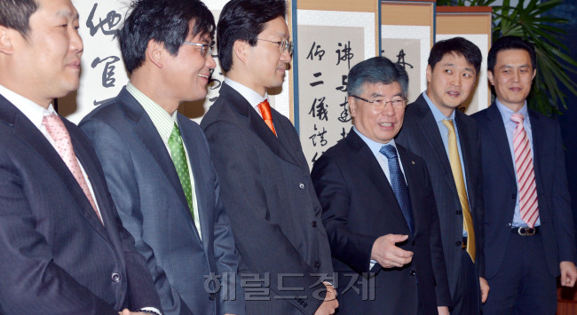 김중수 한은총재가 5일 서울 소공동 한은 본관에서 투자은행 전문가들과 간담회를 주재하면서 "통화스와프가 끝날 때가 되면 경제가 얼마나 어려우면 연장하느냐, 우리 정도면 없어도 되지 않느냐 등의 논의가 없어지지 않겠느냐"며 "매번 통화스와프를 연장하느냐, 안하느냐가 이슈가 안 됐으면 한다"고 밝혔다. 이날 간담회에는 김문수 다이와증권 상무와 한국투자증권 이준재 상무, SC은행 오석태 상무, 크레디아그리콜 심형찬 부대표, 보아메릴린치증권 송기석 전무, 씨티그룹증권 정상근 전무 등이 참석했다. 박현구 기자phko@heraldcorp.com
김중수 한은총재가 5일 서울 소공동 한은 본관에서 투자은행 전문가들과 간담회를 주재하면서 "통화스와프가 끝날 때가 되면 경제가 얼마나 어려우면 연장하느냐, 우리 정도면 없어도 되지 않느냐 등의 논의가 없어지지 않겠느냐"며 "매번 통화스와프를 연장하느냐, 안하느냐가 이슈가 안 됐으면 한다"고 밝혔다. 이날 간담회에는 김문수 다이와증권 상무와 한국투자증권 이준재 상무, SC은행 오석태 상무, 크레디아그리콜 심형찬 부대표, 보아메릴린치증권 송기석 전무, 씨티그룹증권 정상근 전무 등이 참석했다. 박현구 기자phko@heraldcorp.com
김중수 한은총재가 5일 서울 소공동 한은 본관에서 투자은행 전문가들과 간담회를 주재하면서 "통화스와프가 끝날 때가 되면 경제가 얼마나 어려우면 연장하느냐, 우리 정도면 없어도 되지 않느냐 등의 논의가 없어지지 않겠느냐"며 "매번 통화스와프를 연장하느냐, 안하느냐가 이슈가 안 됐으면 한다"고 밝혔다. 이날 간담회에는 김문수 다이와증권 상무와 한국투자증권 이준재 상무, SC은행 오석태 상무, 크레디아그리콜 심형찬 부대표, 보아메릴린치증권 송기석 전무, 씨티그룹증권 정상근 전무 등이 참석했다. 박현구 기자phko@heraldcorp.com