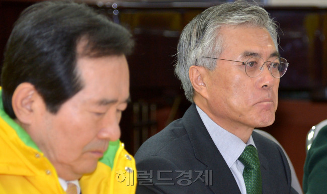 민주통합당 문재인 대선후보는 5일 오전  서울 영등포 중앙당사 대회의실에서 열리는 중앙선대위 본부장단 회의에 참석해 대선 전략 등에 대해 논의하고 있다. 박현구 기자phko@heraldcorp.com
민주통합당 문재인 대선후보는 5일 오전  서울 영등포 중앙당사 대회의실에서 열리는 중앙선대위 본부장단 회의에 참석해 대선 전략 등에 대해 논의하고 있다. 박현구 기자phko@heraldcorp.com
4일 1차 TV토론에서 인상적인 모습을 보여주지 못한 문재인 민주통합당 후보와 관계자들의 표정이 밝지 못하다. 문 후보는 5일 오전 서울 영등포 민주당사에서 중앙선거대책위원회 회의를 주재하면서 새누리당의 네거티브 공세에 대한 맞대응 자제를 당부했다.  박현구 기자/phko@