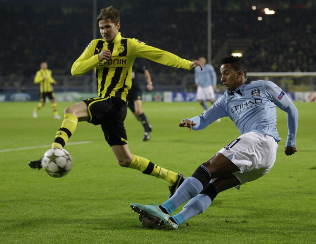Manchester City’s Scott Sinclair (right) and Dortmund’s Oliver Kirch challenge for the ball during their Champions League match on Tuesday.   AP-Yonhap News