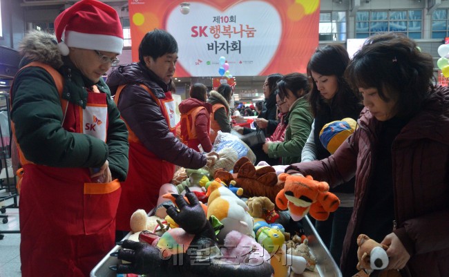5일 오전 서울시 용산역 실내광장에서 SK그룹이 불우이웃돕기 제 10회 SK행복나눔 바자회를 가졌다.<br />이상섭 기자. babtong@heraldcorp.com 2012.12.05
5일 오전 서울시 용산역 실내광장에서 SK그룹이 불우이웃돕기 제 10회 SK행복나눔 바자회를 가졌다.
이상섭 기자. babtong@heraldcorp.com 2012.12.05