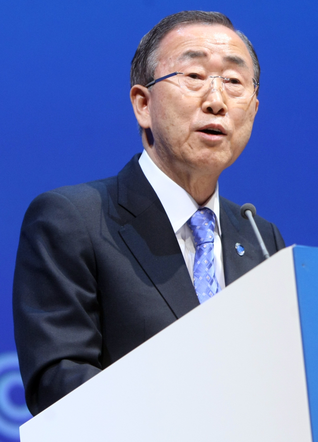 <YONHAP PHOTO-0001> U.N. Secretary-General Ban Ki-moon addresses the opening of the high-level segment of the annual U.N. climate talks involving environment ministers and climate officials from nearly 200 countries, in Doha, Qatar, Tuesday, Dec. 4, 2012. Ban has urged governments to speed up slow-moving talks to forge a joint response to global warming and warned that climate change was an "existential challenge for the whole human race." (AP Photo/Osama Faisal)/2012-12-05 00:27:54/ <저작권자 ⓒ 1980-2012 ㈜연합뉴스. 무단 전재 재배포 금지.>
U.N. Secretary-General Ban Ki-moon addresses the opening of the high-level segment of the annual U.N. climate talks in Doha on Tuesday.
AP-Yonhap News
U.N. Secretary-General Ban Ki-moon addresses the opening of the high-level segment of the annual U.N. climate talks in Doha on Tuesday.
AP-Yonhap News