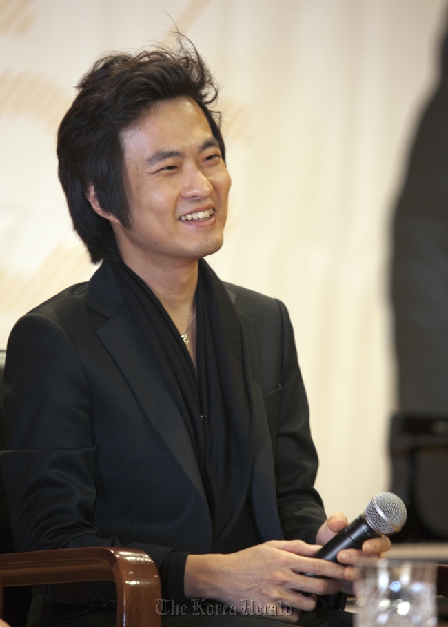 Da Sol, the first artist-in-residence at Kumho Art Hall, at a showcase held in Seoul on Tuesday.   Kumho Art Hall