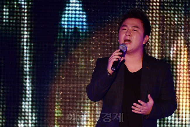 5일 오후 서울 남산 하얏트호텔에서 헤럴드.동아TV 라이프스타일 어워드가 열리고 있다.가수 허각 축하공연/안훈기자 rosedale@ 2012.12.05
5일 오후 서울 남산 하얏트호텔에서 헤럴드.동아TV 라이프스타일 어워드가 열리고 있다.가수 허각 축하공연/안훈기자 rosedale@ 2012.12.05
5일 오후 서울 남산 하얏트호텔에서 헤럴드.동아TV 라이프스타일 어워드가 열리고 있다.가수 허각 축하공연/안훈기자 rosedale@ 2012.12.05
