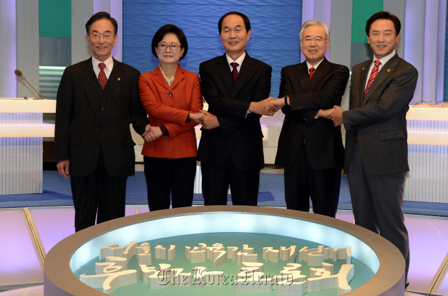 Five candidates for the Seoul education chief pose before their television debate at an MBC hall on Thursday. From left are Lee Sang-myun, Nam Seung-hee, Lee Soo-ho, Moon Yong-lin and Choi Myung-bok.   Ahn Hoon/The Korea Herald