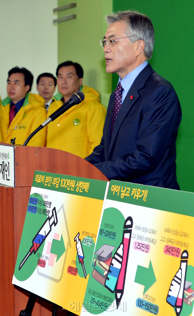 민주통합당 문재인 대선후보는 6일 오전 서울 영등포 중앙당사에서 반값생활비 약속을 위한 기자회견을 하고있다. 박현구 기자phko@heraldcorp.com
민주통합당 문재인 대선후보는 6일 오전 서울 영등포 중앙당사에서 반값생활비 약속을 위한 기자회견을 하고있다. 박현구 기자phko@heraldcorp.com
