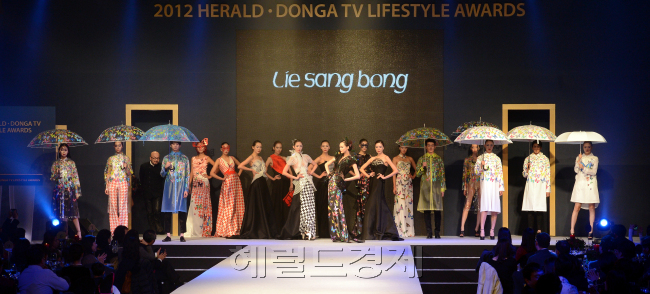 Models pose at the Lie Sang Bong fashion show at the 2012 Herald-Donga TV Lifestyle Awards held in Seoul on Wednesday.   All photos by Ahn Hoon/The Korea Herald