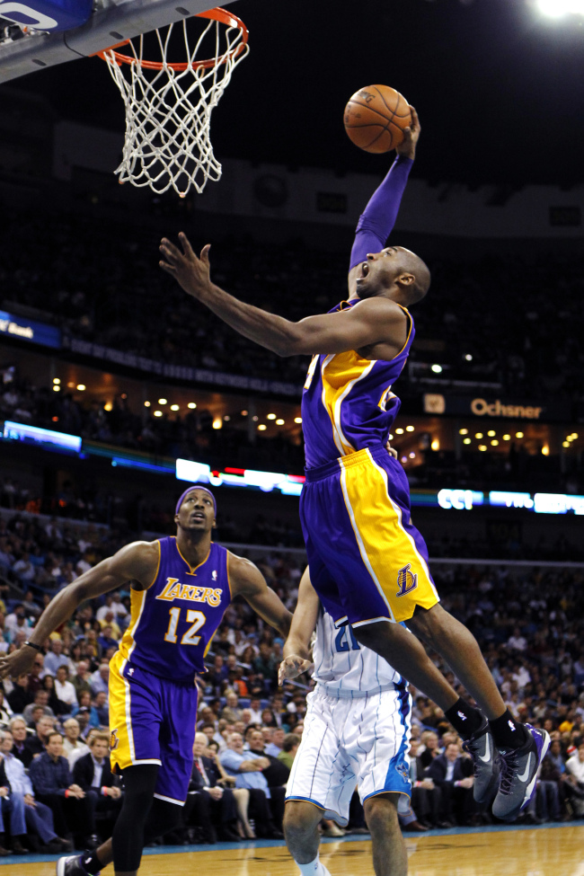 Los Angeles Lakers guard Kobe Bryant dunks in the first half.   AP-Yonhap News
Los Angeles Lakers guard Kobe Bryant dunks in the first half.   AP-Yonhap News