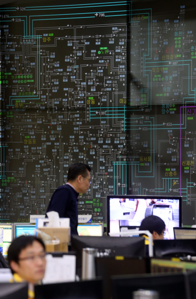 <YONHAP PHOTO-1446> '전력상황 모니터중' (서울=연합뉴스) 배정현 기자 = 4일 오후 서울 강남구 삼성동 한국전력거래소에서 직원들이 전력공급 현황을 모니터하고 있다. 2012.12.4 doobigi@yna.co.kr/2012-12-04 18:11:00/ <저작권자 ⓒ 1980-2012 ㈜연합뉴스. 무단 전재 재배포 금지.>
Officials at the Korea Power Exchange keep an eye on power levels on Tuesday.   Yonhap News
