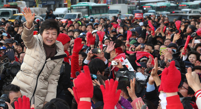 Saenuri Party presidential candidate Park Geun-hye waves to citizens during a campaign rally at Moran Market in Seongnam, Gyeonggi Province, Thursday.   Yonhap News