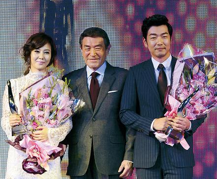Actress Kim Nam-joo (left), honorary chairman of Donga TV Namgoong Won (center), and actor Lee Jong-hyuk (Ahn Hoon/The Korea Herald)