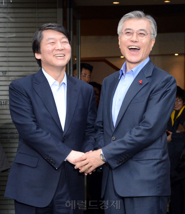 6일  정동소재  달개비에서 대통령후보직을 사퇴한 안철수와 민주당 문재인 후보간의 만남이 있은후 기자회견을 위해 연단에 나온 양 후보가 함빡 웃음을 짓고 잇다. 안후보는 문후보에 대한 전폭적 지원을 약속했다. <br />정희조 기자/checho@heraldcorp.com 121206
6일  정동소재  달개비에서 대통령후보직을 사퇴한 안철수와 민주당 문재인 후보간의 만남이 있은후 기자회견을 위해 연단에 나온 양 후보가 함빡 웃음을 짓고 잇다. 안후보는 문후보에 대한 전폭적 지원을 약속했다.
정희조 기자/checho@heraldcorp.com 121206
문재인-안철수 연대가 되살아나면서 대선판이 다시 요동치고 있다. 박근혜 후보 측은 상승세를 타고 있는 수도권에서 승부를 결정짓겠다는 각오를, 문 후보 측은 부산에서 반전의 발판을 만들겠다는 전략이다. 6일 경기지역을 샅샅이 훓고 있는 박 후보, 비슷한 시각에 전격 회동한 문 후보와 안 전 후보.  박현구·정희조 기자/phko@heraldcorp.com