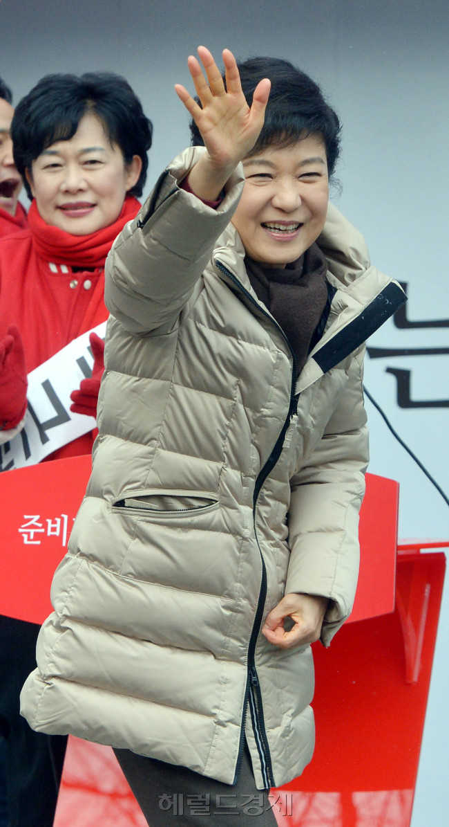 박근혜 새누리당 대선후보가 6일 부천시 원미동 부천역 앞에서 시민들에게 지지를 호소하고 있다. 박현구 기자phko@heraldcorp.com 2012.12.06
박근혜 새누리당 대선후보가 6일 부천시 원미동 부천역 앞에서 시민들에게 지지를 호소하고 있다. 박현구 기자phko@heraldcorp.com 2012.12.06