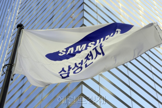 지난 주말 삼성전자와 애플의 특허소송을 담당하는 미국 캘리포니아 연방 북부지방법원의 배심원단은 삼성이 애플의 스마트폰과 태블릿PC의 특허를 침해했다고 평결한 가운데 27일 오전 서울 서초옥 삼성전자 사옥의 분위기가 무겁게 가라앉아 있다. 박해묵 기자/mook@heraldmcorp.com
삼성그룹은 7일 총 485명에 대한 임원승진 인사를 단행했다. 이번 인사에서 335명이 상무로 승진, 별을 달았다. 이는 사상 최대 규모다. 특히 돌풍을 일으키고 있는 삼성전자 휴대전화 사업부가 그룹 전체 승진자의 22%를 차지했다. 사진은 삼성전자 서초사옥 모습.     [헤럴드경제DB]
삼성그룹은 7일 총 485명에 대한 임원승진 인사를 단행했다. 이번 인사에서 335명이 상무로 승진, 별을 달았다. 이는 사상 최대 규모다. 특히 돌풍을 일으키고 있는 삼성전자 휴대전화 사업부가 그룹 전체 승진자의 22%를 차지했다. 사진은 삼성전자 서초사옥 모습.     [헤럴드경제DB]