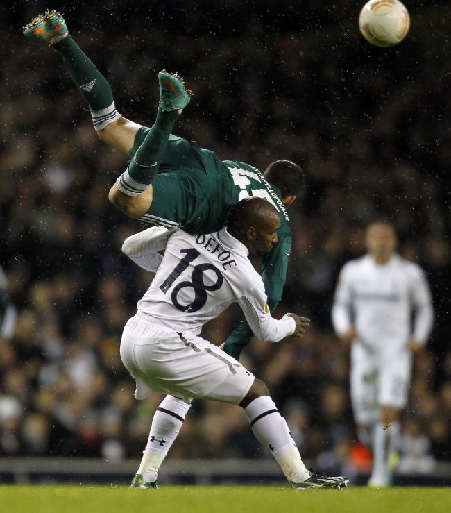 Tottenham Hotspur’s Jermain Defoe (bottom) tustles with Panathinaikos’s Konstantinos Triantafyllopoulos (top) during the UEFA Europa League group J match at White Hart Lane in London on Thursday.   AFP-Yonhap News