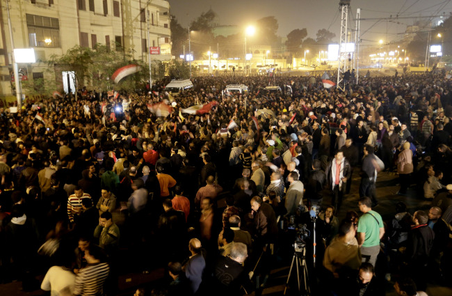 Egyptian protesters chant slogans outside the presidential palace in Cairo on Thursday.   AP-Yonhap News