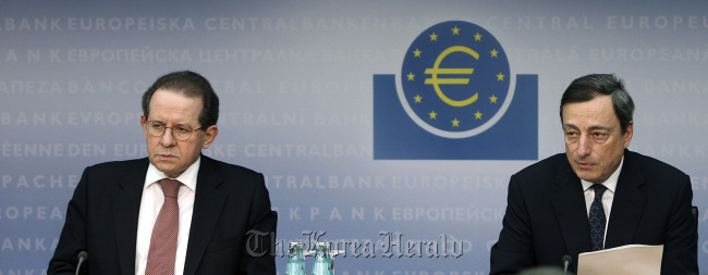 Vitor Constancio (left), vice president of the European Central Bank, and Mario Draghi, president of the European Central Bank, attend a news conference at the bank’s headquarters in Frankfurt.   Bloomberg