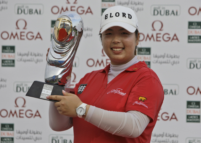 Shanshan Feng of China poses with the winner’s trophy.   AP-Yonhap News