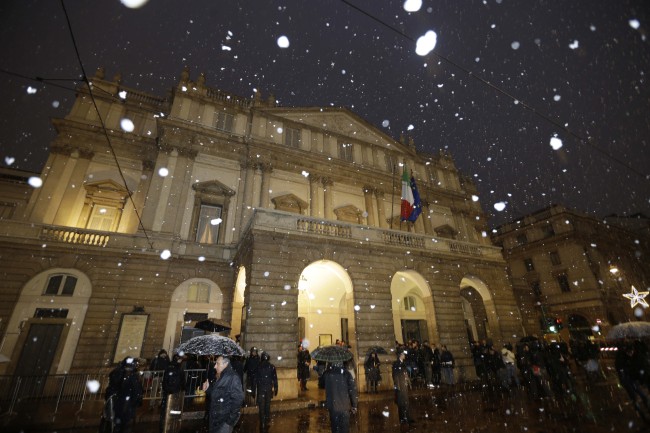 A view of Milan’s La Scala theater, Italy, under a snowfall last Friday.   AP-Yonhap News