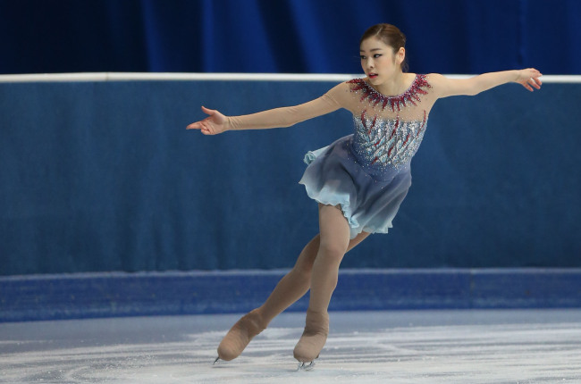 <YONHAP PHOTO-0047> 김연아, '뱀파이어의 키스' 첫 공개 (도르트문트=연합뉴스) 임헌정 기자 = '피겨 여왕' 김연아가 8일 오후(현지시간) 독일 도르트문트의 아이스스포르트젠트룸(Eissportzentrum)에서 열린 NRW트로피 대회 시니어 여자 싱글 쇼트프로그램에서 영화 '뱀파이어의 키스'의 주제곡에 맞춰 연기를 펼치고 있다. 김연아는 기술점수(TES) 37.42점과 예술점수(PCS) 34.85점을 받아 72.27점을 기록했다. 2012.12.9 kane@yna.co.kr/2012-12-09 00:46:58/ <저작권자 ⓒ 1980-2012 ㈜연합뉴스. 무단 전재 재배포 금지.>
Korea’s Kim Yu-na performs during her short program on Saturday.   Yonhap News