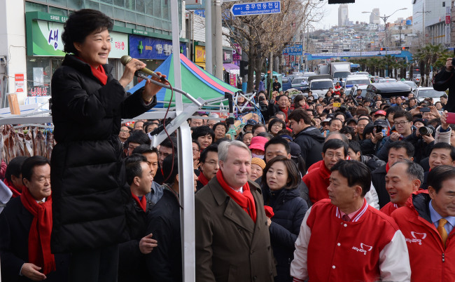 Saenuri Party presidential candidate Park Geun-hye addresses the crowd during a campaign rally in Yeosu, South Jeolla Province, Wednesday.   Yonhap News