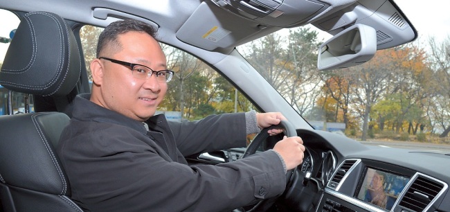 Kenneth Hong poses with the Mercedes-Benz ML350 BlueTEC in Namsan, central Seoul. (Kim Myung-sub/The Korea Herald)