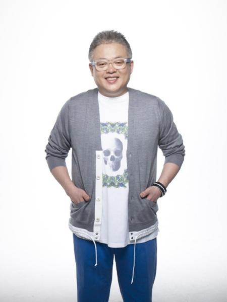 김형석(작곡가)
작곡가 겸 프로듀서 김형석의 대표곡들이 미국 할리우드 실용음악대학 뮤지션스 인스티튜트(Musicians Institute, 이하 MI)에서 정식 수업으로 진행된다.
12월 10일 김형석이 운영하는 케이노트 뮤직아카데미는 “지난 11월 MI와 독점적인 협업 관계를 맺으며, 그 첫 행보로 MI내에 김형석 클래스를 개설하는데 협의했다”고 밝혔다.