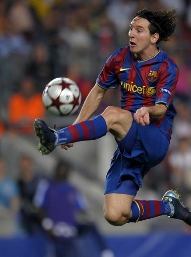 리오넬 메시(Lionel Messi/축구선수/FC바르셀로나)
펠레, 마라도나, 게르트 뮐러, 호나우두, 크리스티아누 호날두까지 지난 수십년간 축구팬들의 피를 끓어오르게 했다. 하지만 21세기 축구팬들은 그들을 떠올릴 필요가 없다. 그라운드에만 나서면 역사를 새로 쓰는 ‘축구천재’ 리오넬 메시(FC 바르셀로나)가 있기 때문이다.