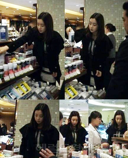 홍수아(배우)
배우 홍수아가 백화점에서 포착됐다. 최근 한 온라인 커뮤니티 게시판에는 ‘홍수아 백화점 직찍’이란 제목과 함께 여러 장의 사진이 게재됐다.
